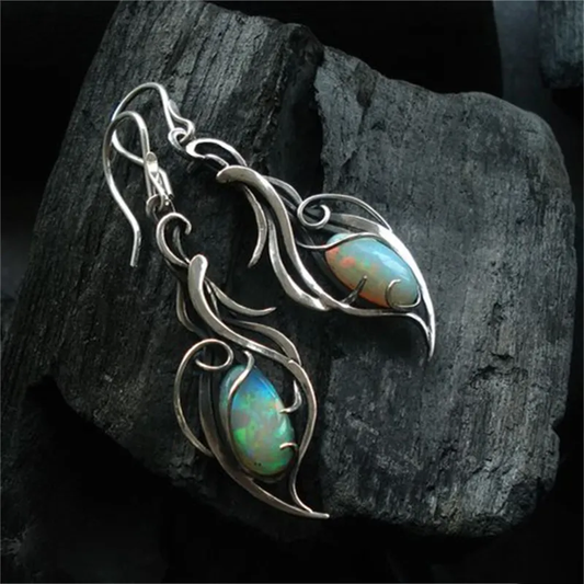 Pendientes vintage elegantes con opal azul brillante en plata de ley.