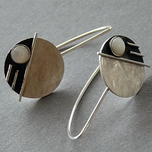 Pendientes vintage elegantes con brillante ópalo blanco