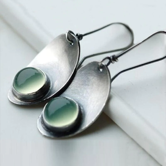 Pendientes vintage elegantes con brillante cristal verde en exquisito plata de ley