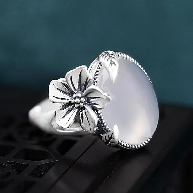 Anillo de plata vintage elegante con cristal de piedra lunar