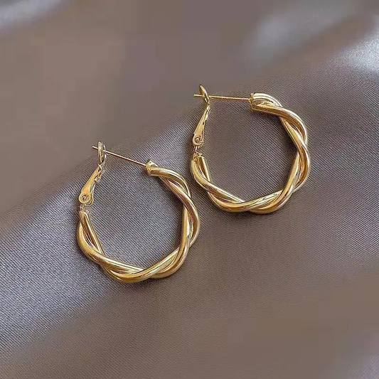 Pendientes de diseño nudo chic en elegante acabado dorado