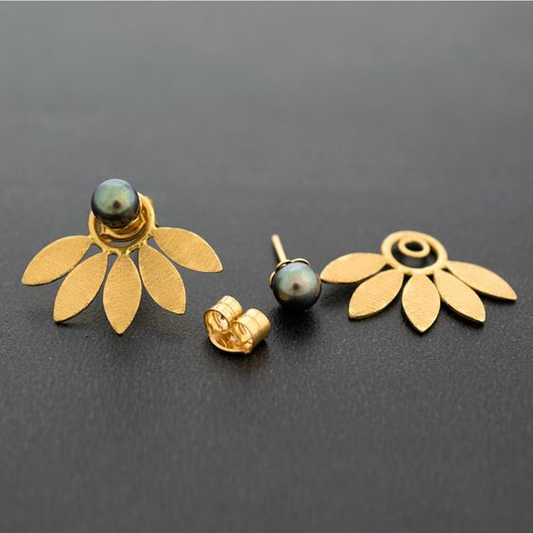 Pendientes oscuros de perlas con exquisito diseño vintage en hoja dorada