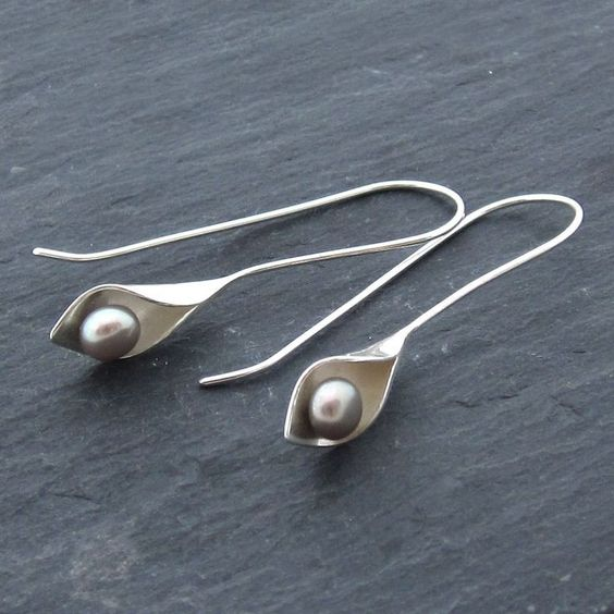 Pendientes de perlas plateadas vintage elegantes con colgantes fluidos