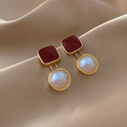 Pendientes rojos seductores con perlas brillantes
