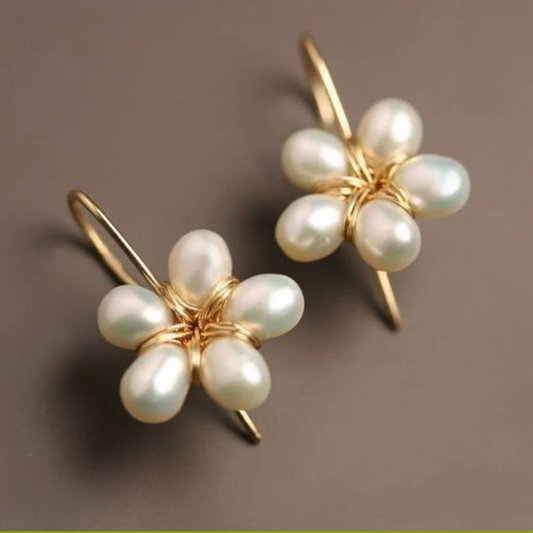 Pendientes vintage elegantes con perlas doradas y motivo de flores