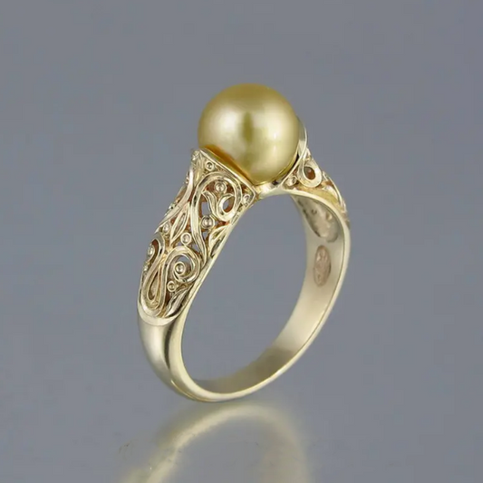 Anillo de perlas vintage elegante en oro
