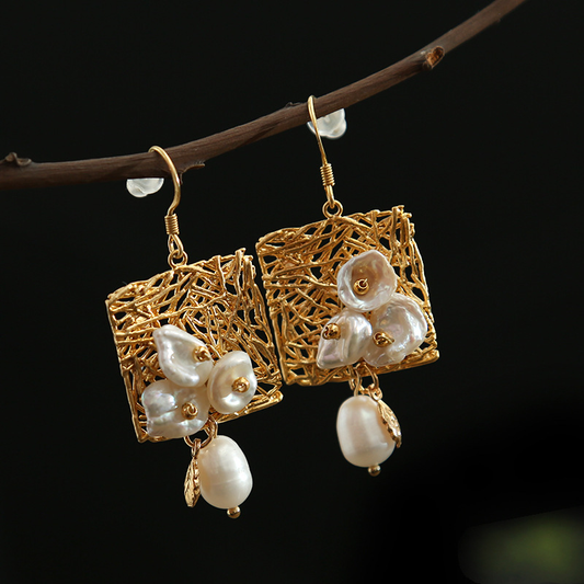 Pendientes vintage elegantes en blanco con delicadas perlas y acentos florales