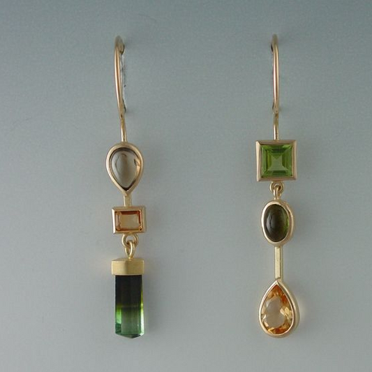 Pendientes vintage elegantes con brillantes piedras verdes colgantes
