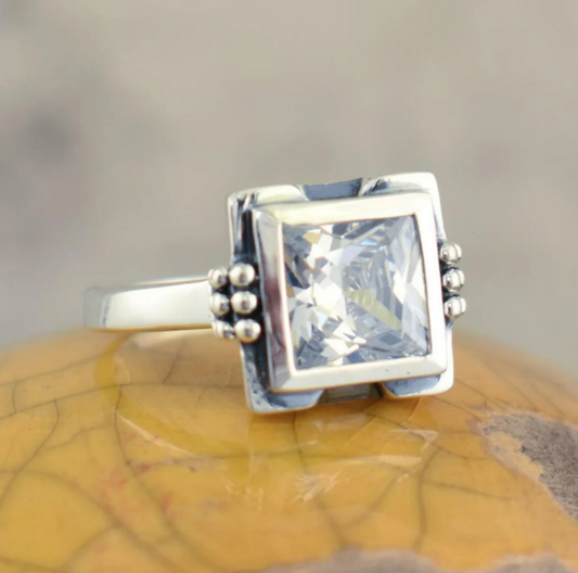 Anillo de vidrio cuadrado elegante con encantadoras incrustaciones