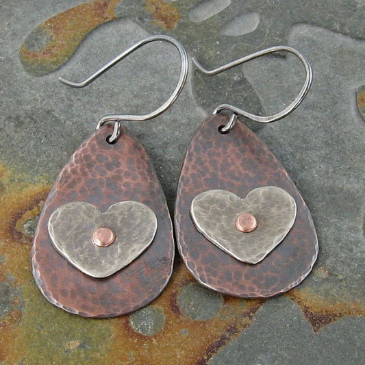 Pendientes de corazón vintage encantadores de bronce y plata