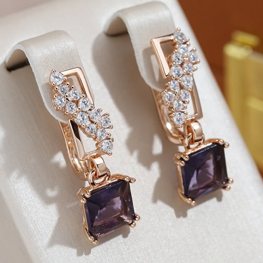 Elegantes pendientes con lujosos cristales oscuros dorados