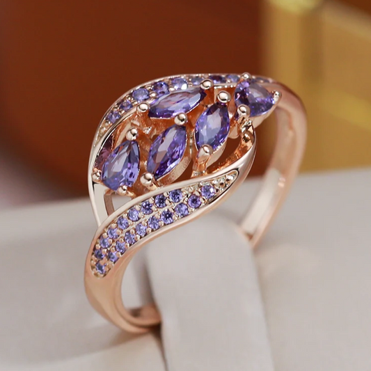 Anillo de elegancia fascinante en color púrpura