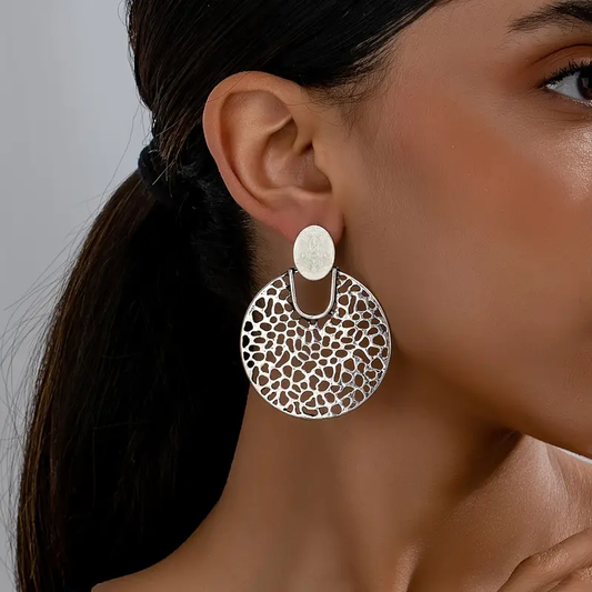Elegantes pendientes de mandala en un diseño plateado elegante
