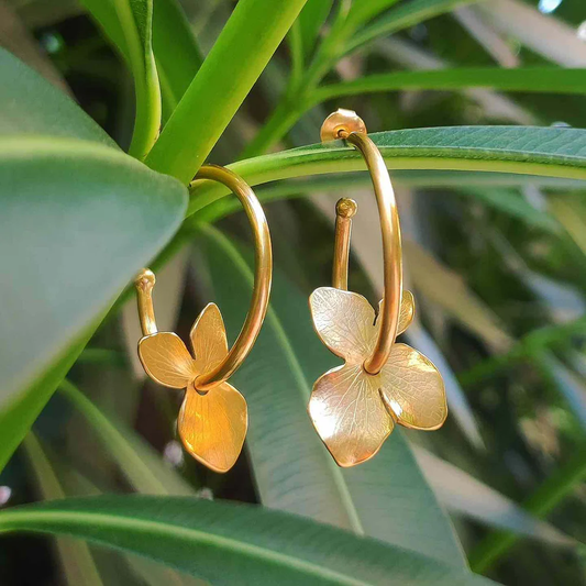Pendientes de neumáticos vintage con esplendor dorado de flores