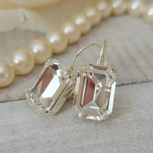 Pendientes vintage elegantes de vidrio blanco brillante
