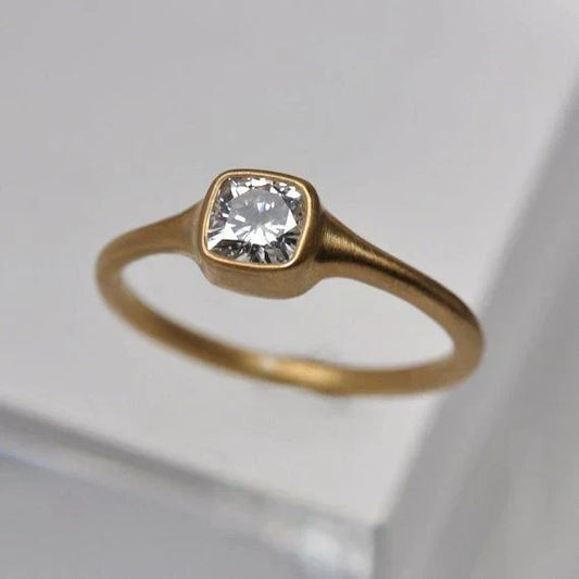 Anillo de vidrio elegante en diseño cuadrado