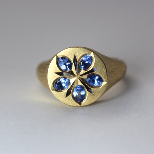 Anillo vintage elegante de oro con brillante flor de cristal azul