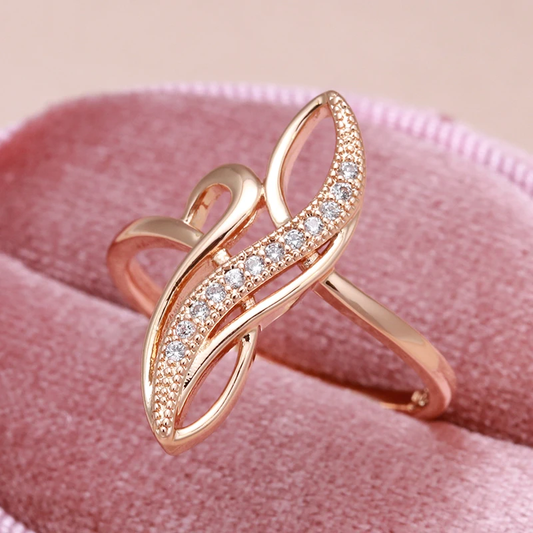 Anillo dorado elegante con brillantes piedras de circonio