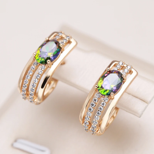 Pendientes dorados elegantes con zirconia brillante y cristal verde resplandeciente
