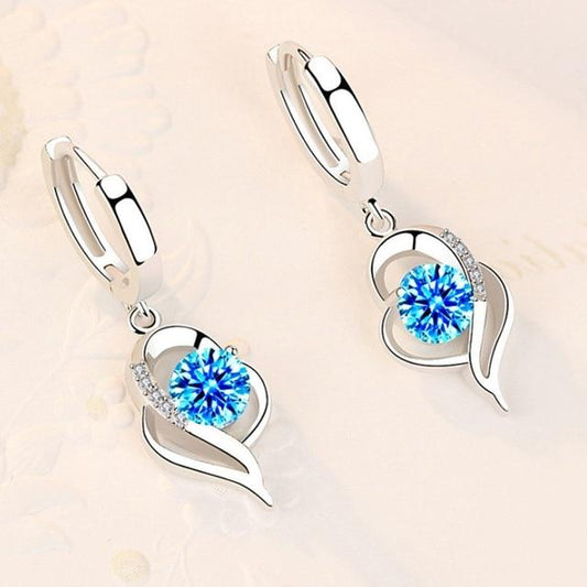 Elegantes pendientes de plata con brillantes piedras de circonia